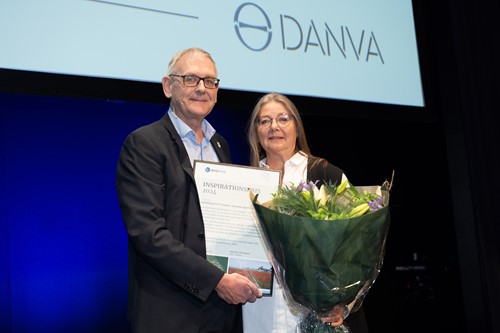 Prismodtager af BIOFOS Inspirationspris Jeanette Agertved Madsen. Overrækkes af adm. direktør i BIOFOS John Buur Christiansen. Fotograf: Jonas Fotografi