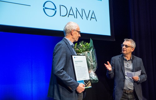 Prismodtager Per Halkjær Nielsen. Overrækkes af Dines Thornberg, BIOFOS